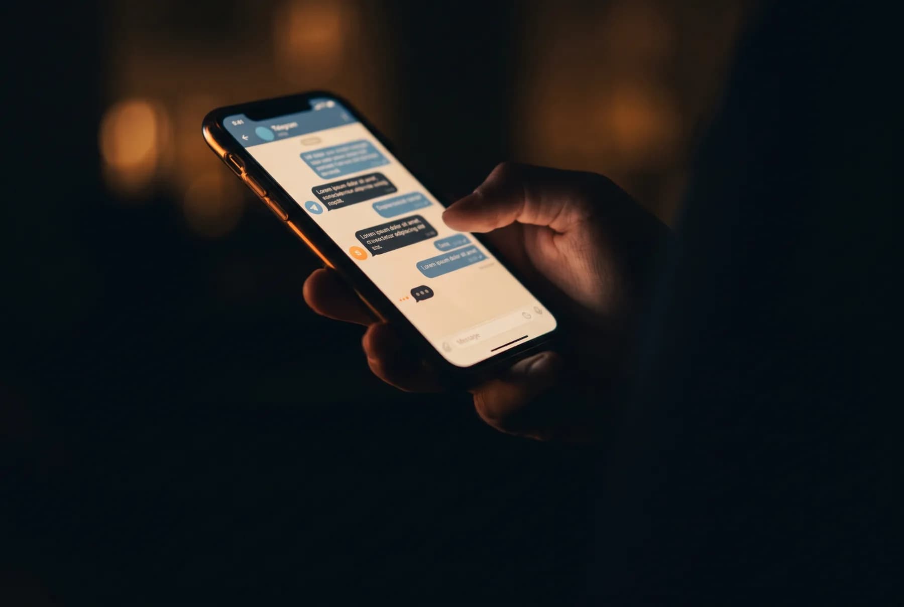 Переписка в Telegram на смартфоне в тёмной комнате, индикатор «печатает» - кейс ИИ-менеджер для продаж