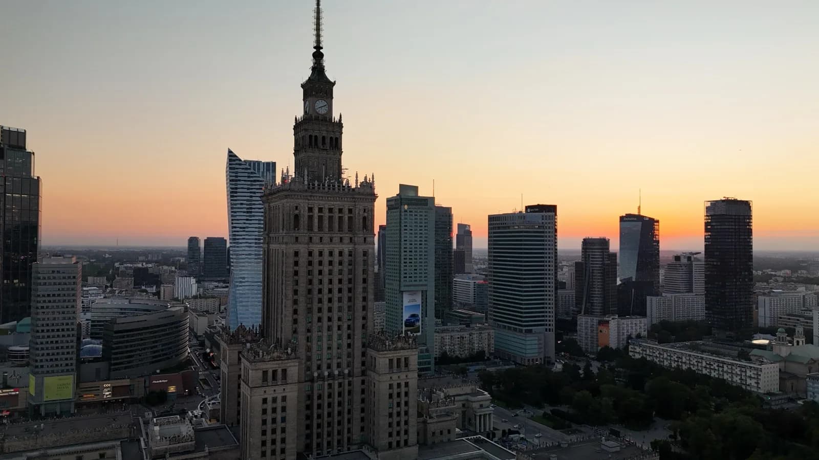 Аерозйомка центру Варшави на заході сонця з дрона — кейс VisionAir